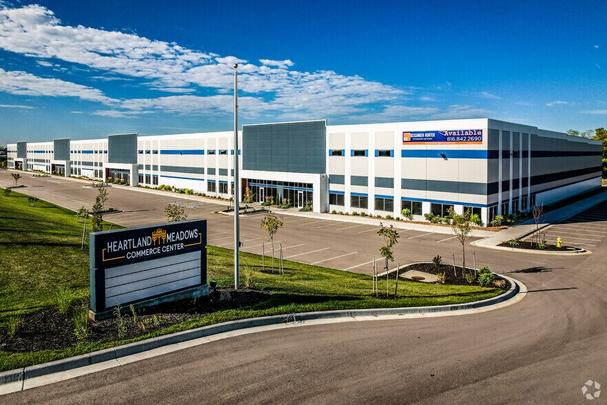 More Photos Of 3141 W Heartland Dr, Liberty Distribution For Lease