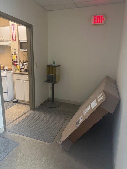 More Photos Of 8 Van Tassell Ct, Norwalk Flex For Lease