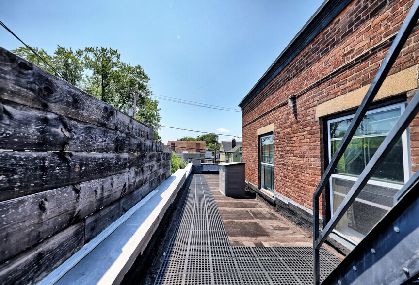 More Photos Of 511 Warren St, Hudson Storefront Retail Residential For Sale