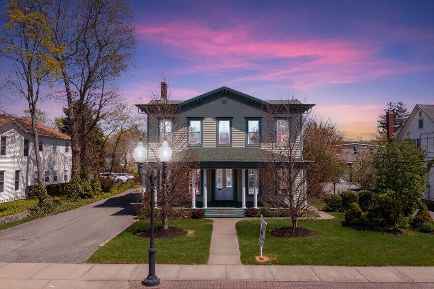 More Photos Of 139 N Ocean Ave, Patchogue Office Residential For Lease