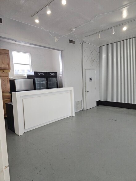 More Photos Of 2212-2216 N Dixie Hwy, Wilton Manors Storefront Retail Office For Lease