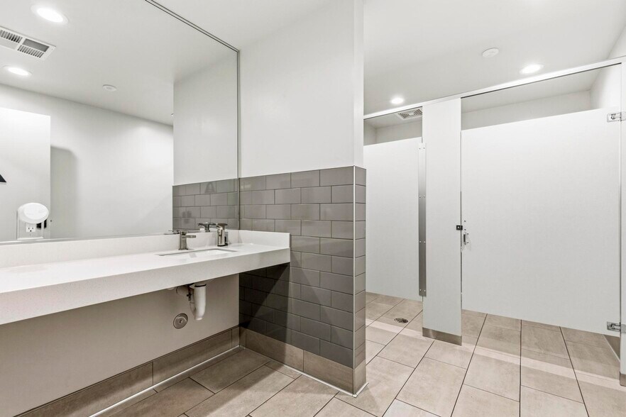 More Photos Of 2555 3rd St, Sacramento Office For Lease