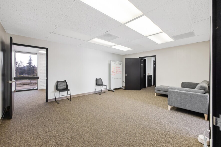 More Photos Of 1620 W Mineral King Ave, Visalia Office For Sale