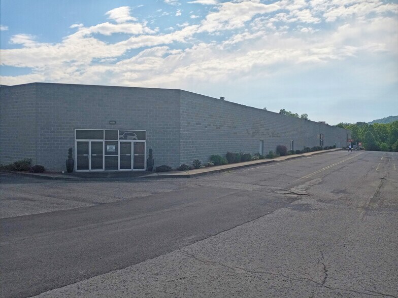 More Photos Of 1489 Milford St S, Clarksburg Office For Lease