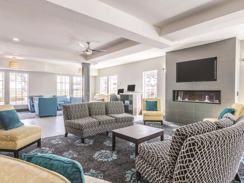 More Photos Of 6901 NW 83rd St, Kansas City Hotel For Sale