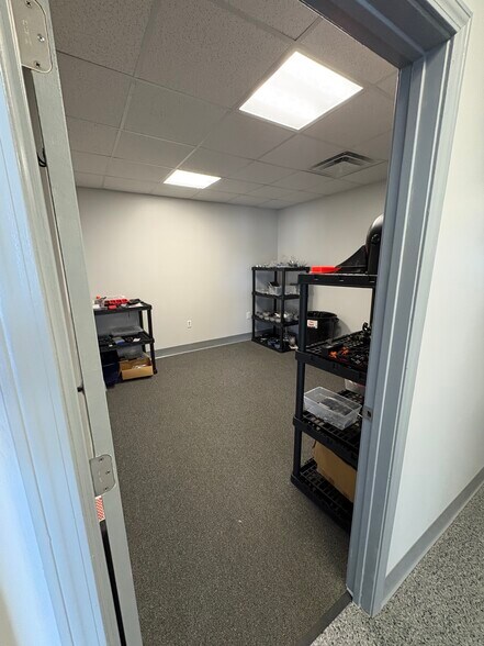 More Photos Of 5513 N Oxford St, Indianapolis Service For Lease