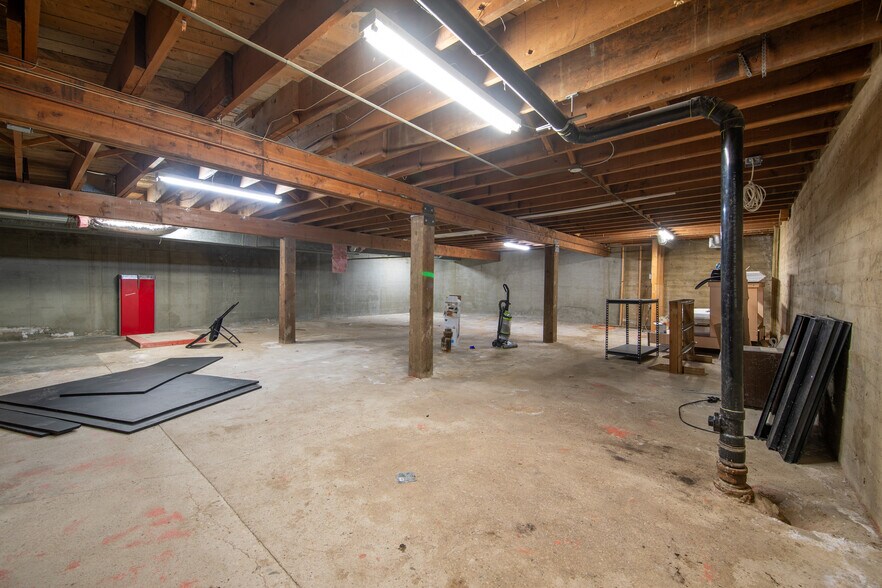 More Photos Of 5007 50 St, Lloydminster Office For Sale