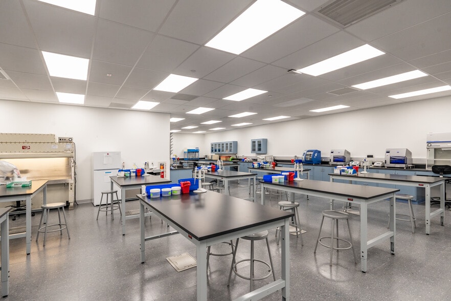 More Photos Of 200-206 Welsh Rd, Horsham Township Research And Development For Lease