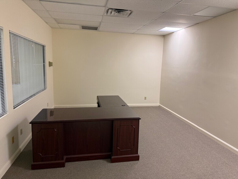 More Photos Of 4190 Corporate Ct, Palm Harbor Warehouse For Lease