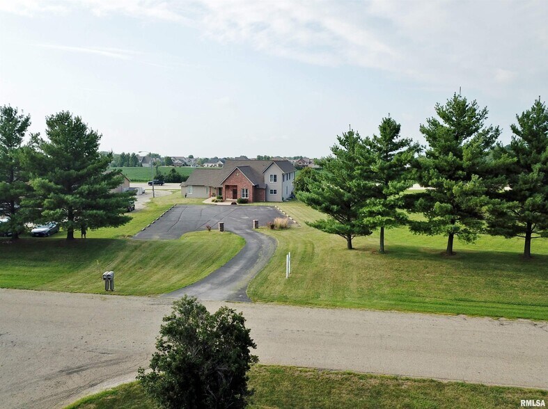 More Photos Of 109 Elizabeth Pointe Dr, Germantown Hills Office For Sale