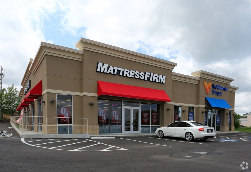 More Photos Of 1190 Main St, Cuyahoga Falls Freestanding For Lease