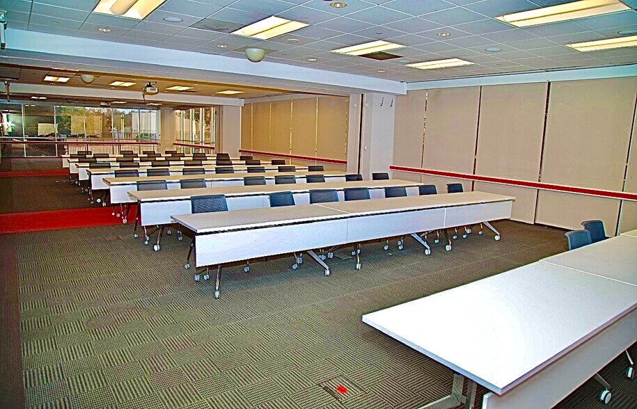 More Photos Of 396 W Greens Rd, Houston Office For Sale
