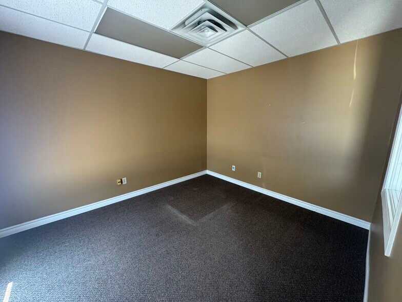 More Photos Of 121 Jason St, Owen Sound Warehouse For Lease