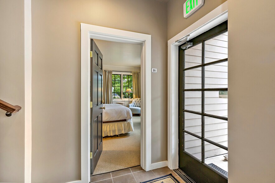 More Photos Of 240 E California St, Jacksonville Hotel For Sale