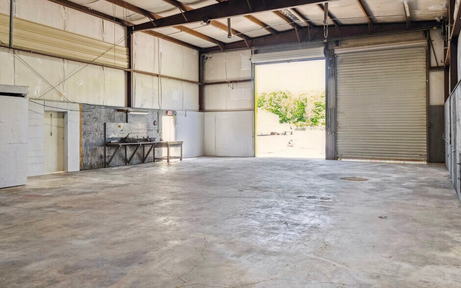 More Photos Of 6900 Woolworth Rd, Shreveport Warehouse For Sale