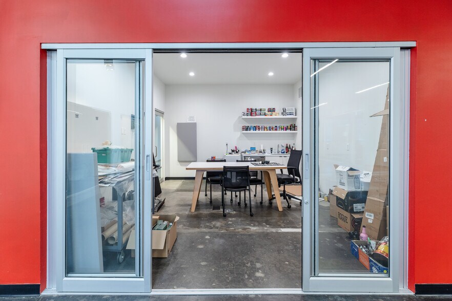 More Photos Of 721-731 SE Yamhill St, Portland Showroom For Lease