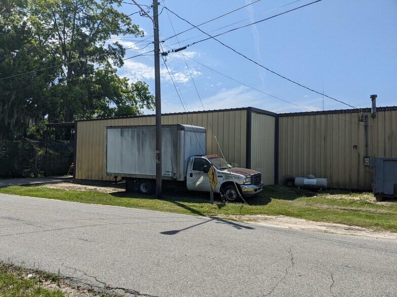 More Photos Of 71 S Valdosta Rd, Lakeland General Retail For Sale