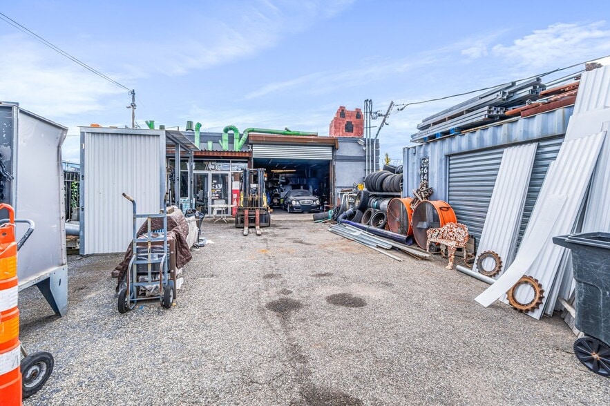 More Photos Of 75 Windsor Ave, Mineola Warehouse For Sale