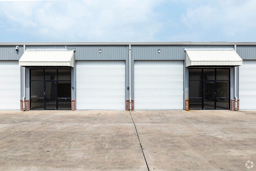 More Photos Of 130 Mitchell Rd, Houston Unknown For Lease