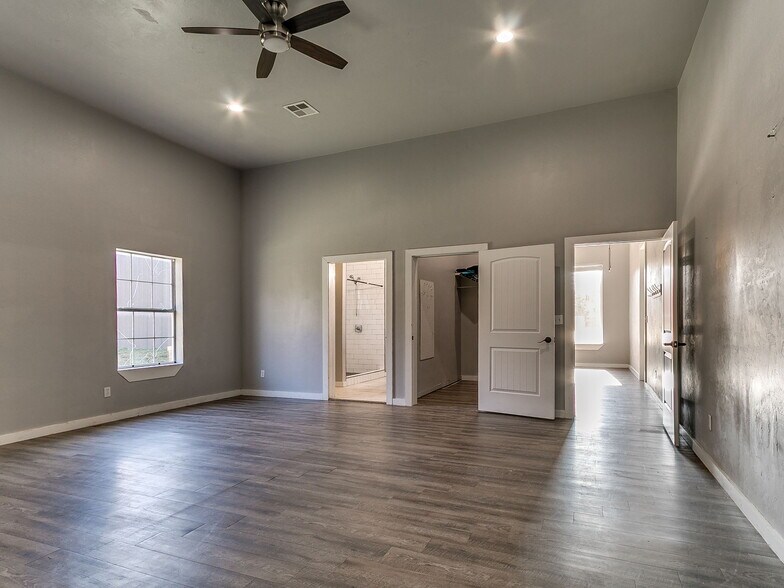 More Photos Of 3875 E Waterloo Rd, Edmond Warehouse For Lease