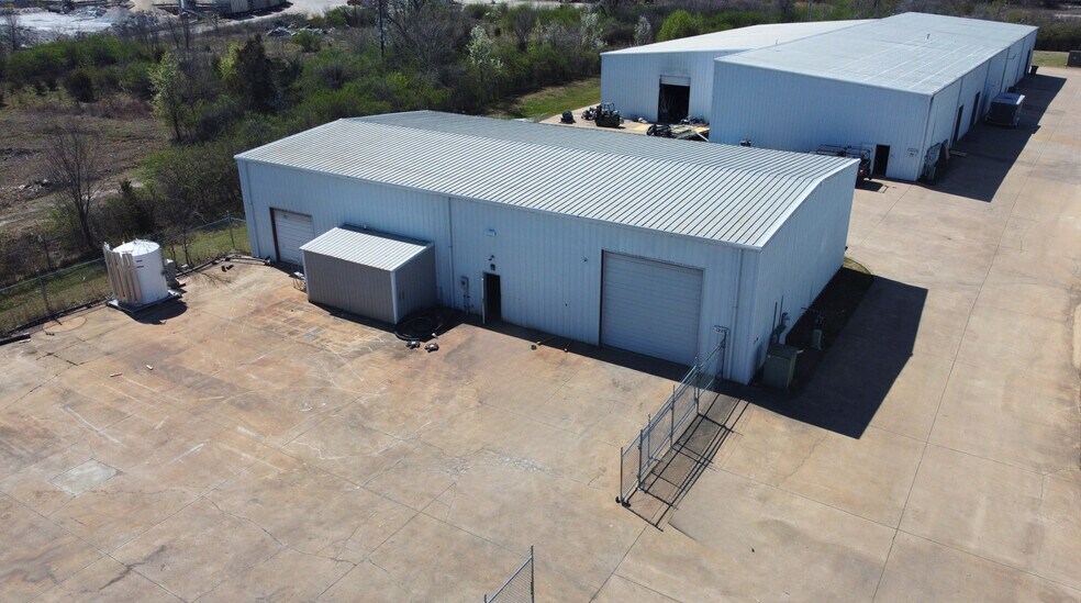 More Photos Of 1229 W Sunchase Ct, Fayetteville Warehouse For Lease