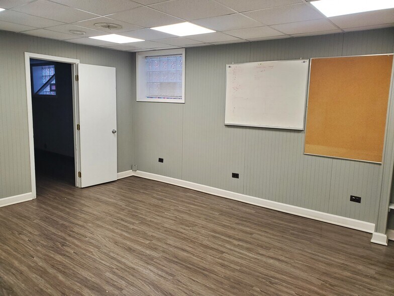 More Photos Of 380 Bennett Dr, Elk Grove Village Warehouse For Lease