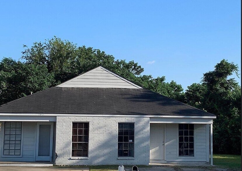 Primary Photo Of 2041 Helm Dr, Baton Rouge Apartments For Sale