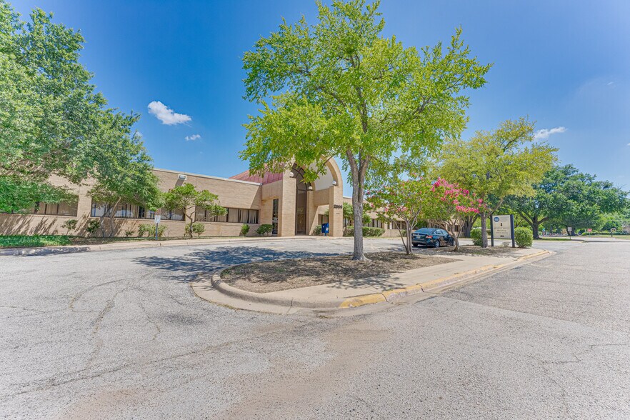 More Photos Of 2909 S Hampton Rd, Dallas Medical For Sale