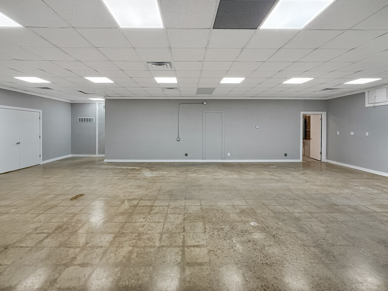 More Photos Of 3940 Dixon St, Des Moines Service For Lease