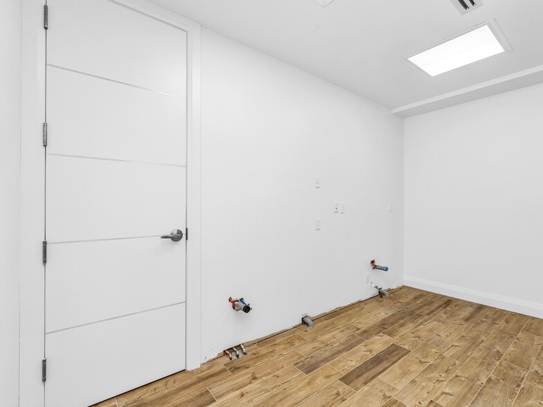 More Photos Of 541 Queen St E, Toronto Storefront For Lease