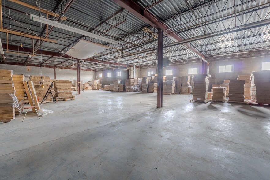 More Photos Of 8600 Pl Upton, Montréal Warehouse For Sale