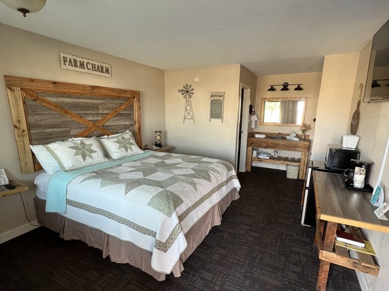 More Photos Of 901 S Fossil St, Russell Hotel For Sale