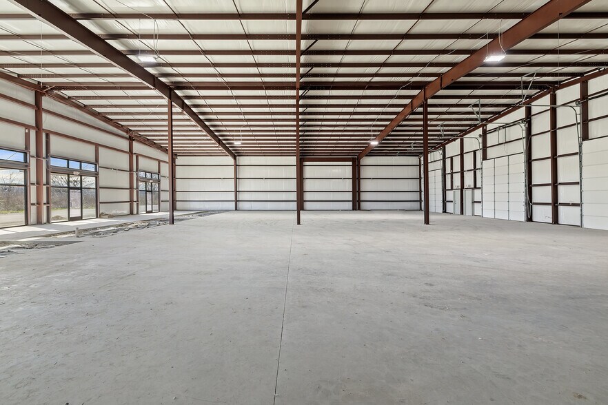 More Photos Of 202 W 1st St, Taylor Flex For Lease