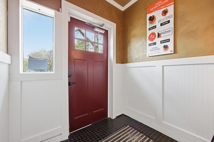 More Photos Of 453 Center St, Lewiston Restaurant For Lease