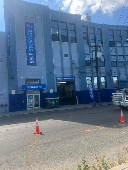 More Photos Of 425 Ferry St, Newark Self Storage For Lease