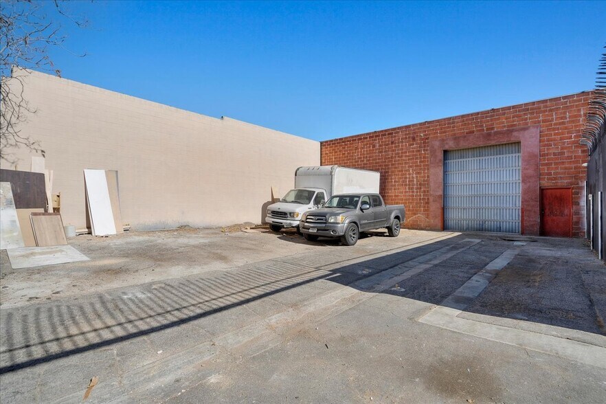 More Photos Of 18141 Napa St, Northridge Warehouse For Sale