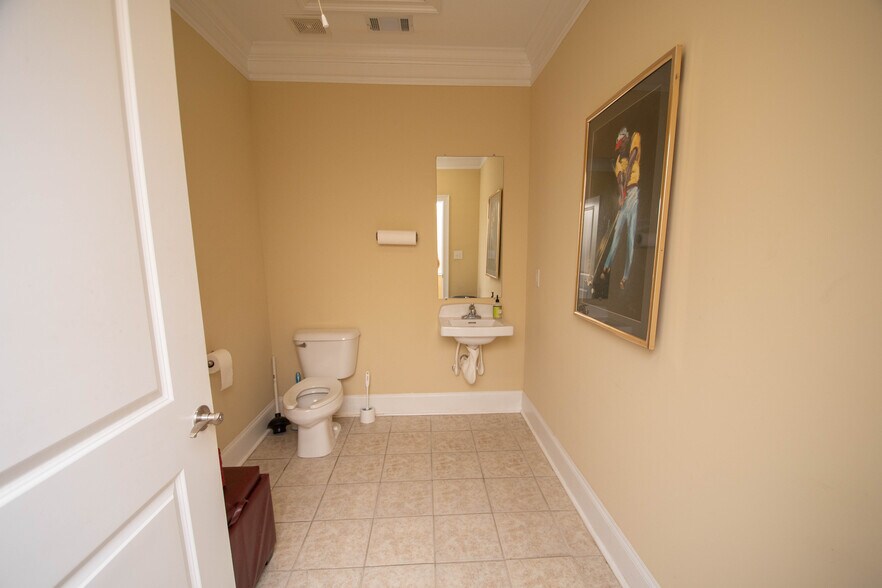 More Photos Of 1011 Woodridge Ln, Watkinsville Office For Lease