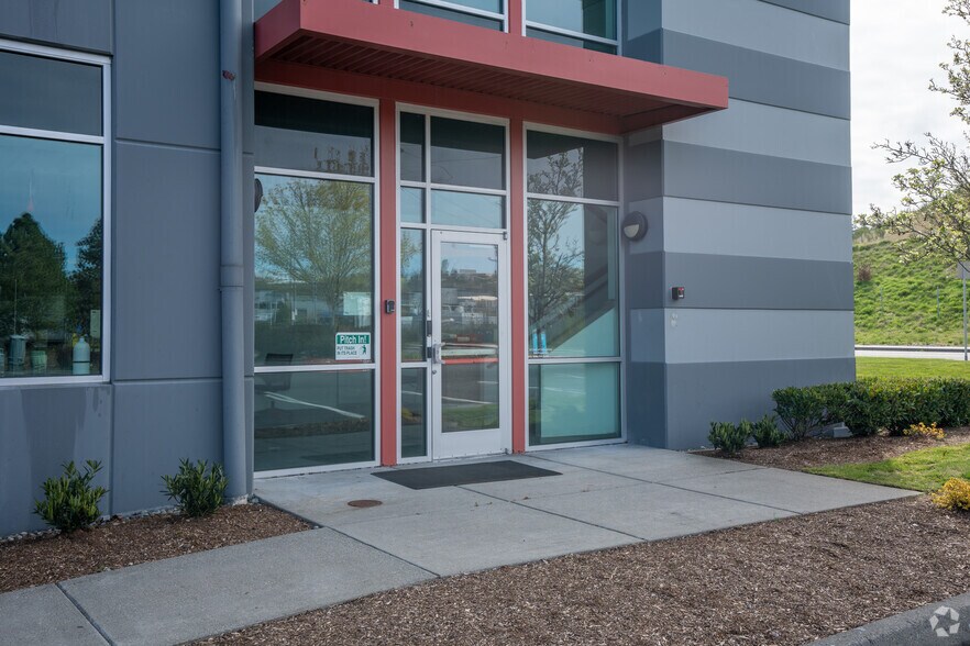 More Photos Of 6611 Associated Blvd, Everett Warehouse For Sale