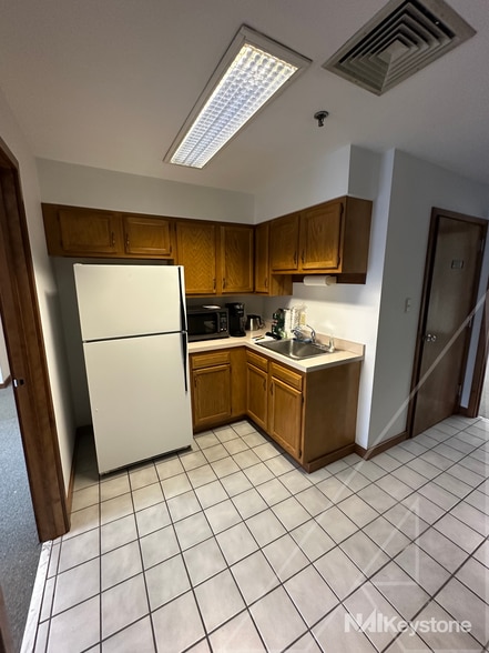 More Photos Of 1114-1124 Commons Blvd, Reading Flex For Sale