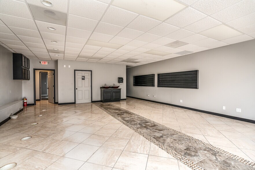 More Photos Of 2705 W Deyoung St, Marion Storefront Retail Office For Lease