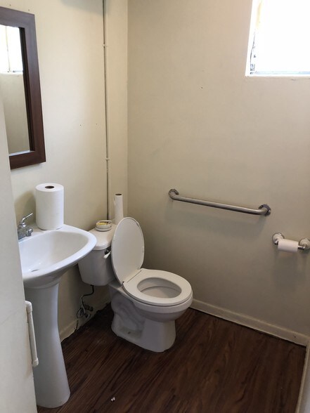 More Photos Of 1226 W University Ave, Gainesville Storefront Retail Office For Lease