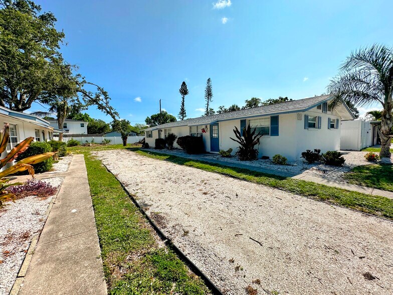 More Photos Of 2029 Sandrala Dr, Sarasota Apartments For Sale