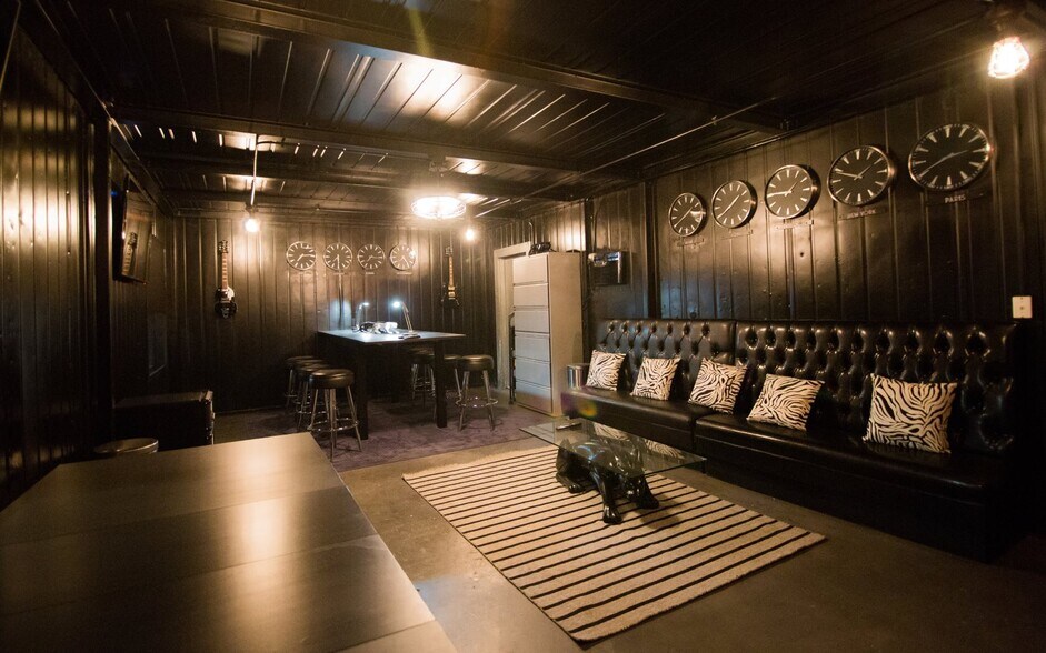 More Photos Of 1031 S Victory Blvd, Burbank Warehouse For Sale