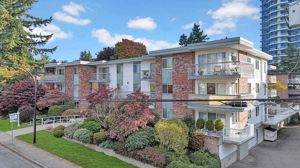 More Photos Of 1520 Blackwood St, White Rock Apartments For Sale