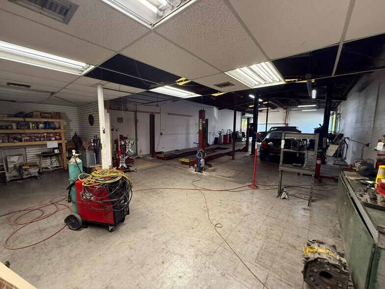 More Photos Of 2019 1/2-2021 E Main St, Lakeland Convenience Store For Sale