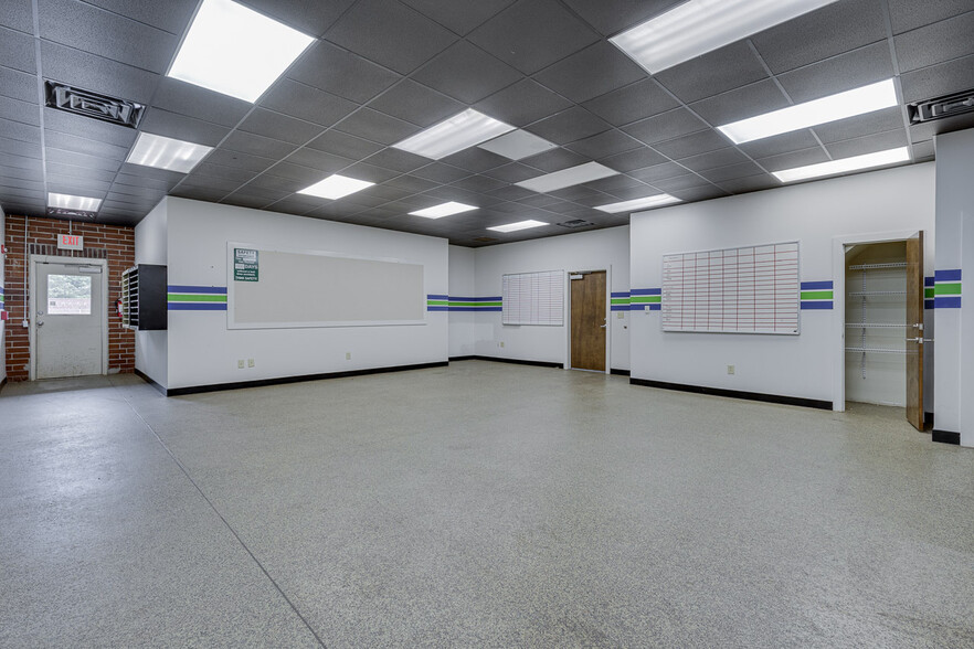 More Photos Of 211 N Pleasantburg Dr, Greenville Light Manufacturing For Sale