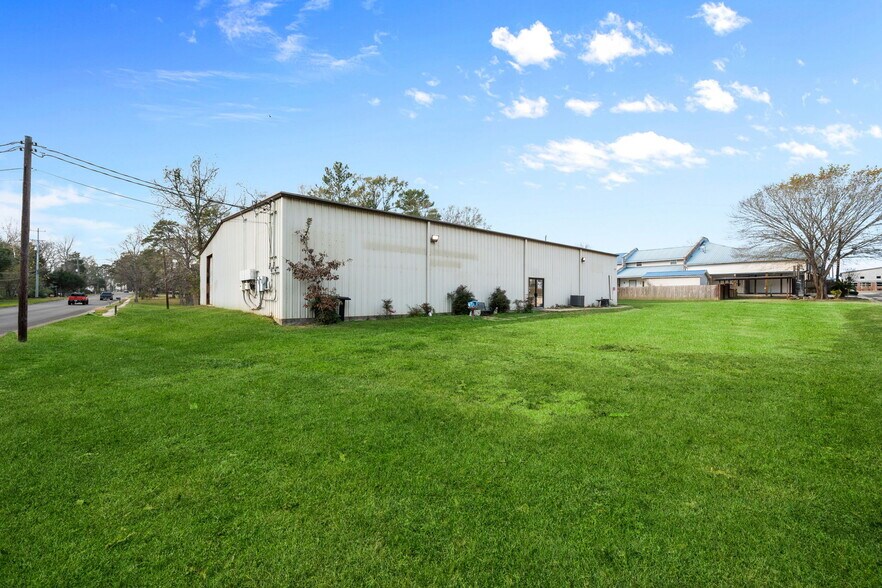 More Photos Of 115 N Willis Ave, Livingston Warehouse For Sale