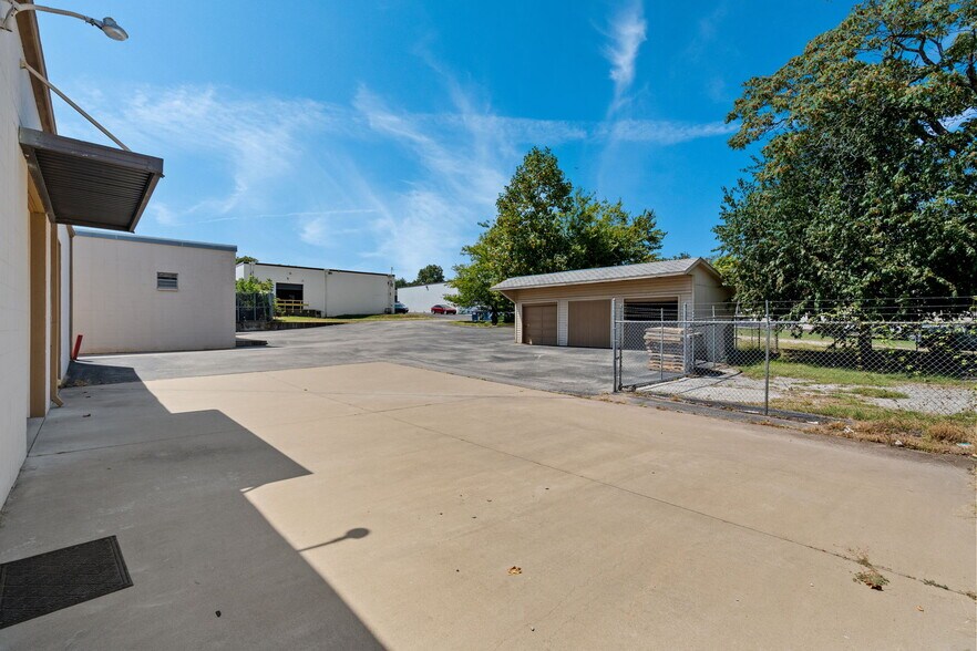 More Photos Of 311 N Waverly Ave, Springfield Warehouse For Lease