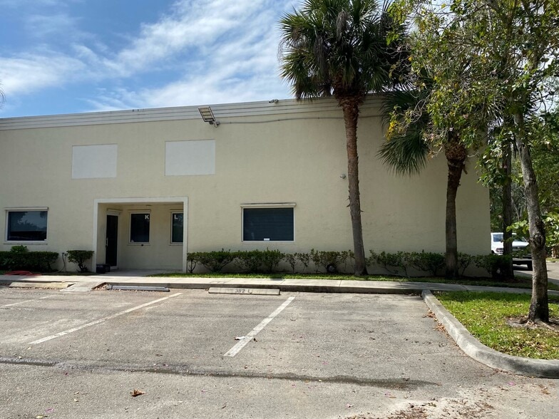 More Photos Of 352 Tall Pines Rd, West Palm Beach Warehouse For Lease