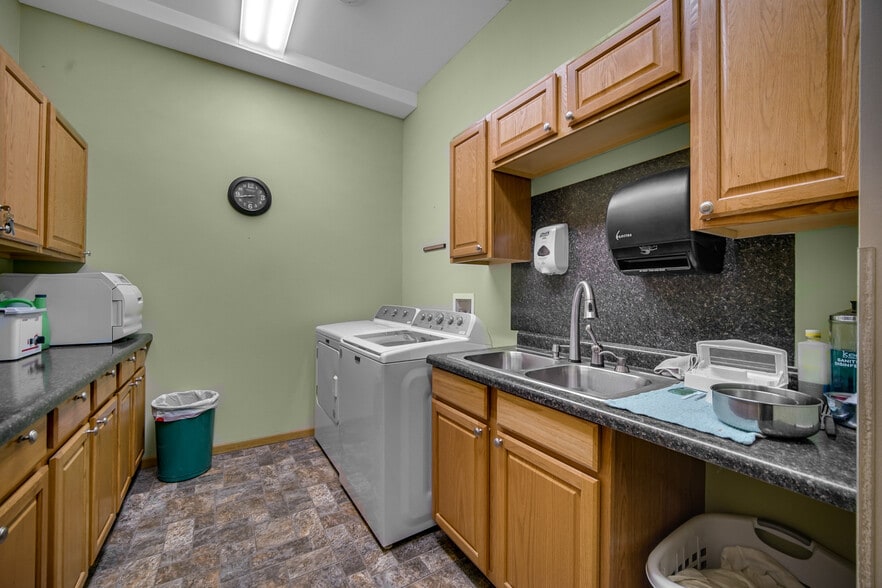 More Photos Of 165 E Robbins St, Wheatfield Medical For Sale